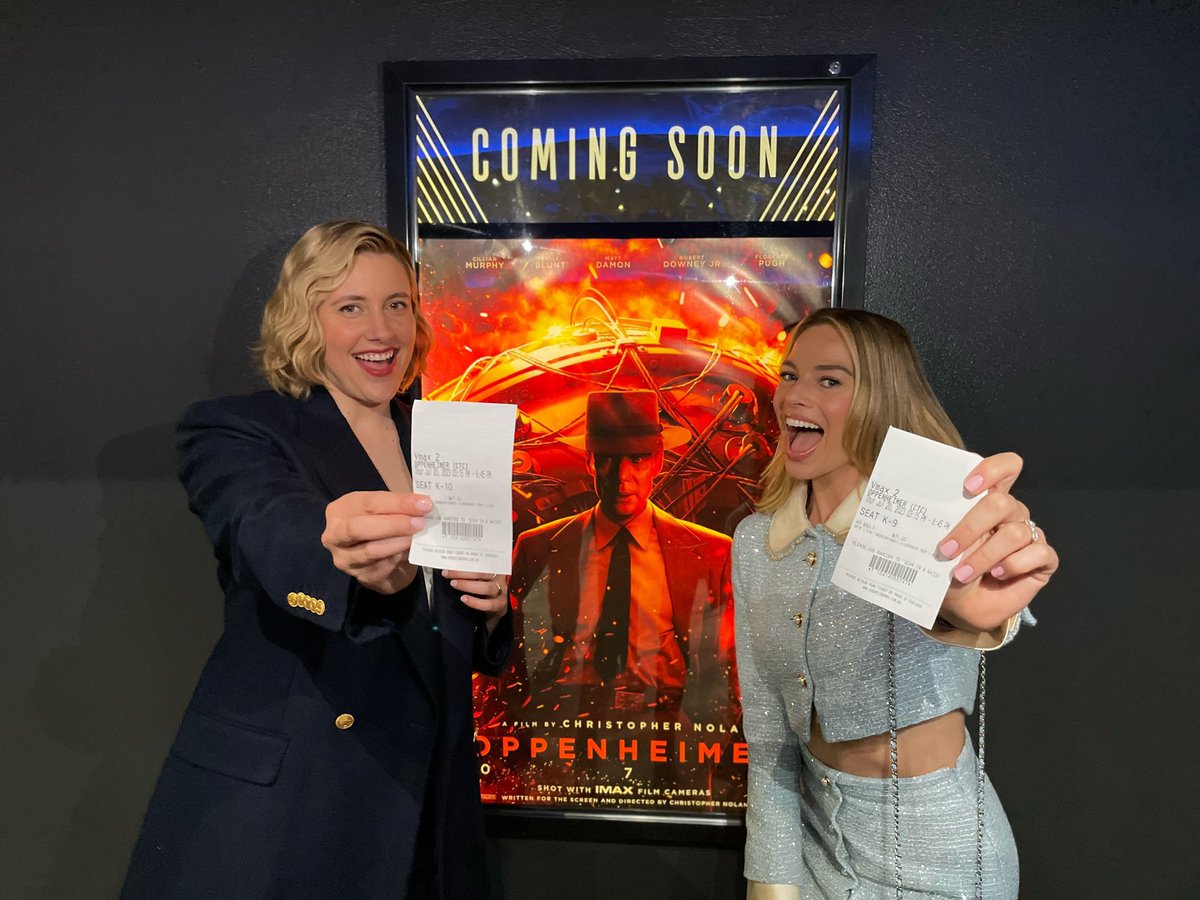 shannonlada's tweet photo. Margot Robbie, Greta Gerwig y Tom Cruise invitando al público a una función doble de BARBIE y OPPENHEIMER.

Es que es la única forma de reaccionar ante esta batalla. El cine gana.

Ya es hora de que Nolan se ponga las pilas. A sacar el terno rosado en su premiere 😅💖 #Barbie https://t.co/iTLHuGxpzv