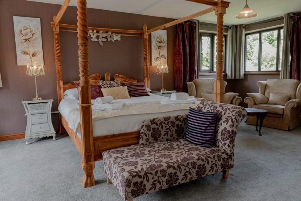 Looking for a luxurious retreat in Yorkshire? Discover Yellowrush Lodge! This stunning self-catering accommodation comfortably sleeps 6 to 10 people. 🏡🔥🍃 
aroundaboutbritain.co.uk/EastYorkshire/… 
#LuxuryStay #YorkshireRetreat #YellowrushLodge #FamilyFriendly #EastYorkshire