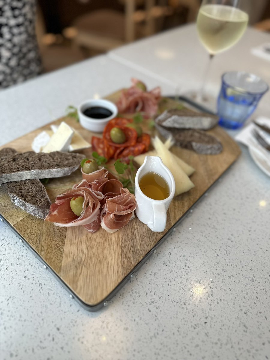 Our 1882 Bistro is now open until 5pm*! Try our delicious cocktails and our new summer special 🍴💫

*Food served until 4pm.