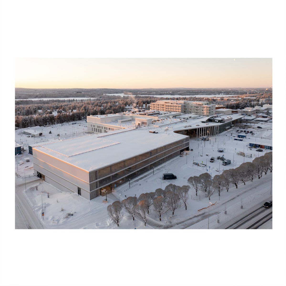 The handover of the Lapland Central Hospital extension stage 1 has been completed. A large wooden canopy marks the new entrance for the emergency. The curving shape of the canopy and lobby ceiling resembles the forms of the northern landscape. #verstasarchitects #rovaniemi