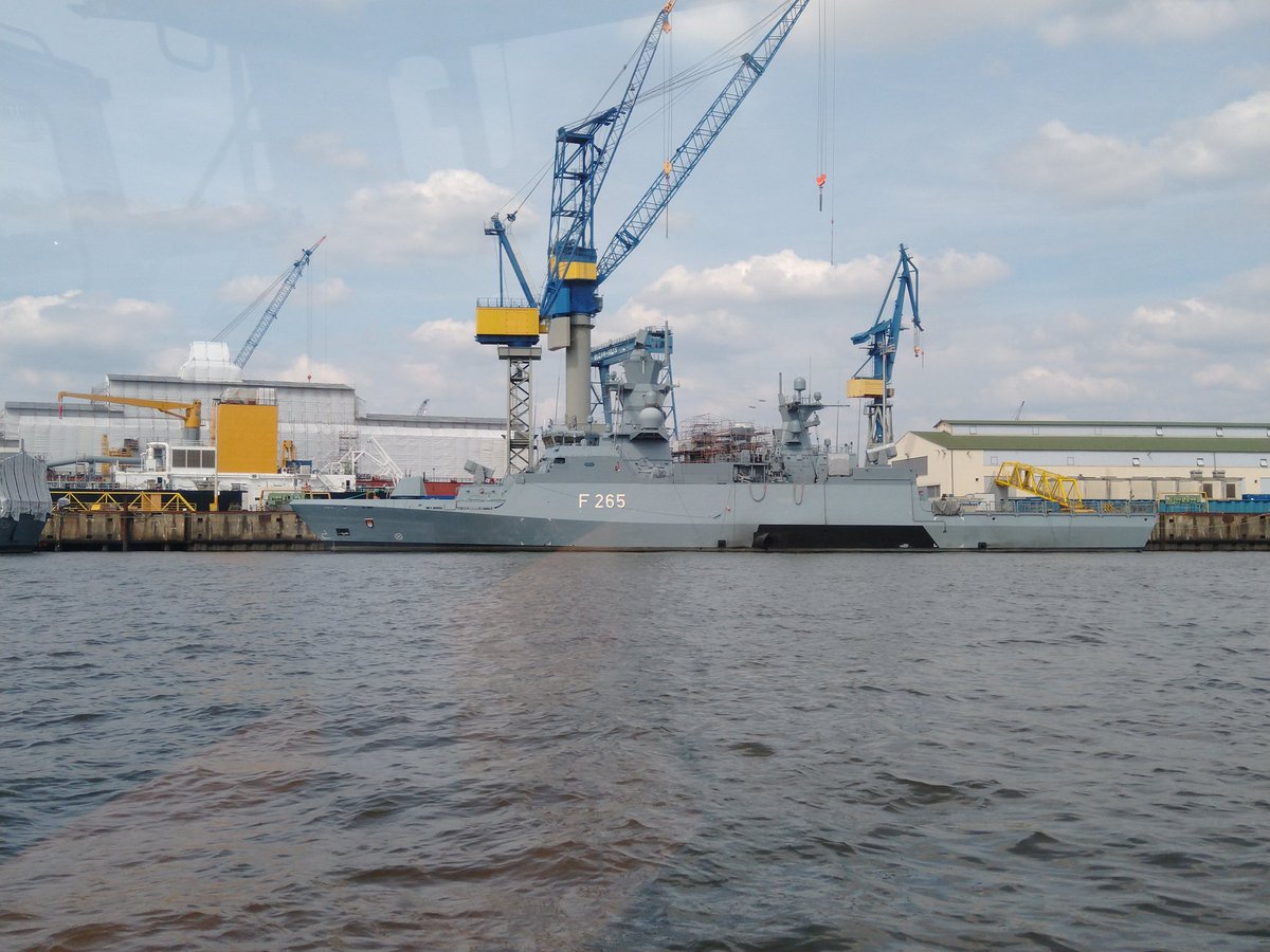 Rebel731's tweet photo. Korvette #Köln in #Hamburg ! #F265 #Marine #WirSindMarine @deutschemarine @chiefdeunavy @CdrDeuNavalAir @Flot1DeuNavy @deu_flotilla2 @Com1DEUCorvSqn @ComDeuSubSqn @MerklTanja @BibiSeifert @BobzinThorsten @LGoessing @WarshipCam https://t.co/LffWkUoOAN