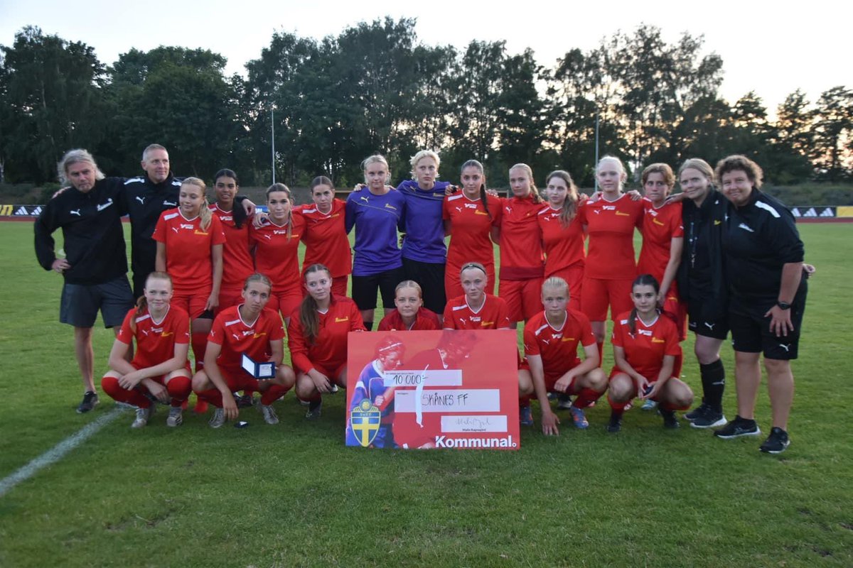 HelsingborgsIF's tweet photo. Fem HIF-spelare var med i truppen när Skånes F17-lag spelade final i Cup Kommunal. Bra jobbat Anna Andersson (kapten), Alice Swensson, Olivia Ryan, Cornelia Rahmberg och Ida Vahtera. https://t.co/UAT2UwLfKX