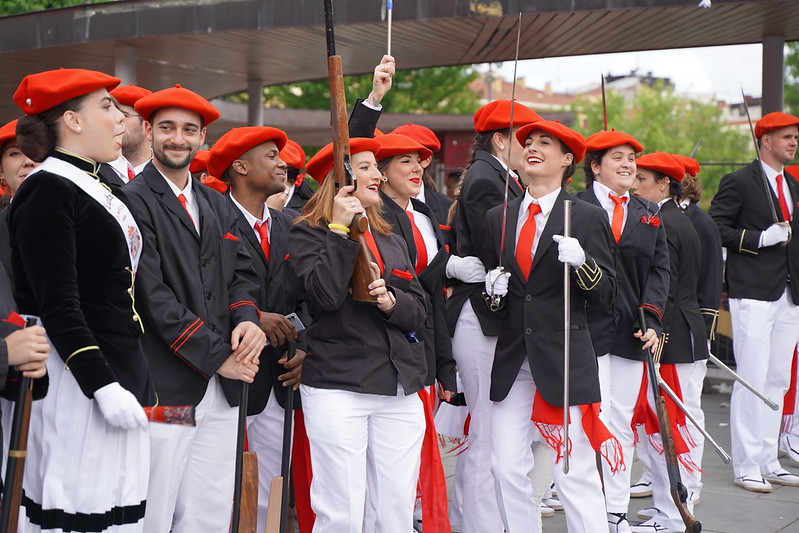 Giro ezin hobean joan da alarde parekidearen goizeko desfilea. 2.000  lagun inguruk hiriko kaleetan barrena desfilatu dute, harro eta alai

HITZAk 100dik gora argazki atera ditu goizean. Ikusi denak hemen: bidasoa.hitza.eus/2023/06/30/gal…
#Irun