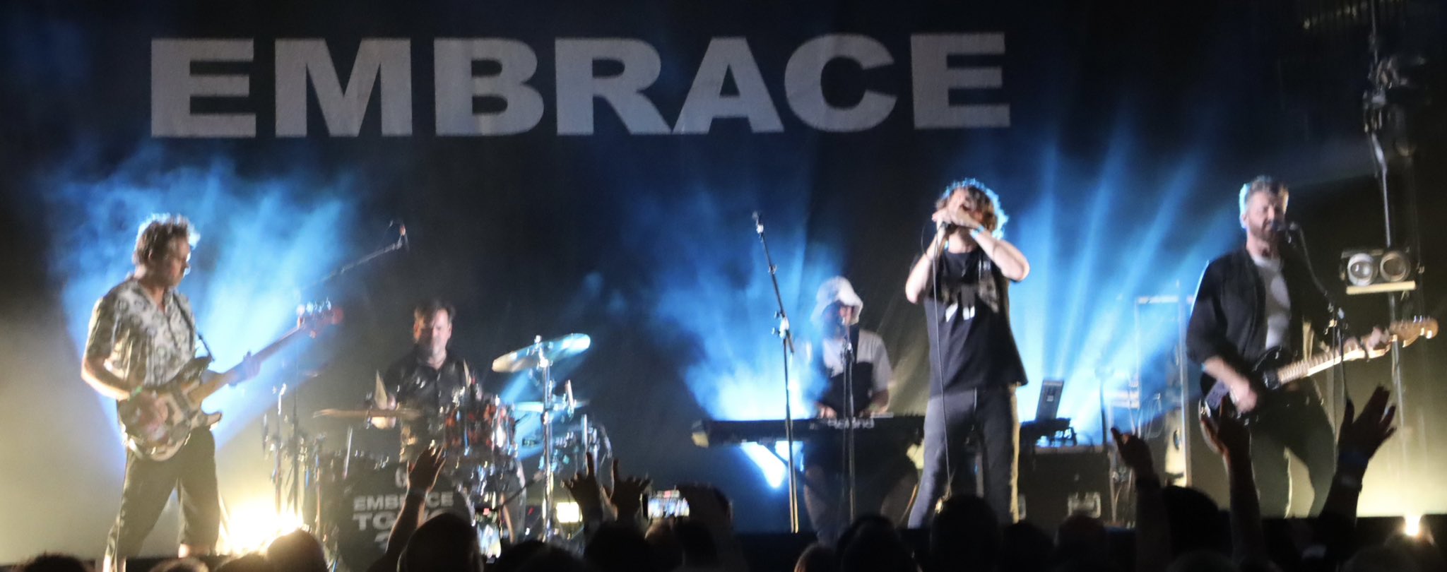 Embrace (embrace) / Twitter