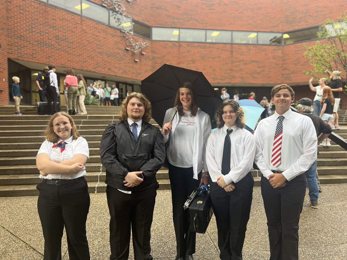 WoodfordKYBand's tweet photo. Wishing safe travels to this crew as they begin their journey across the pond this morning for a two week tour of Europe with Musicians Abroad!  Their send-off concert last night was fantastic and I know they will represent the state of Kentucky and our Versailles community well! https://t.co/73GqCiShGH