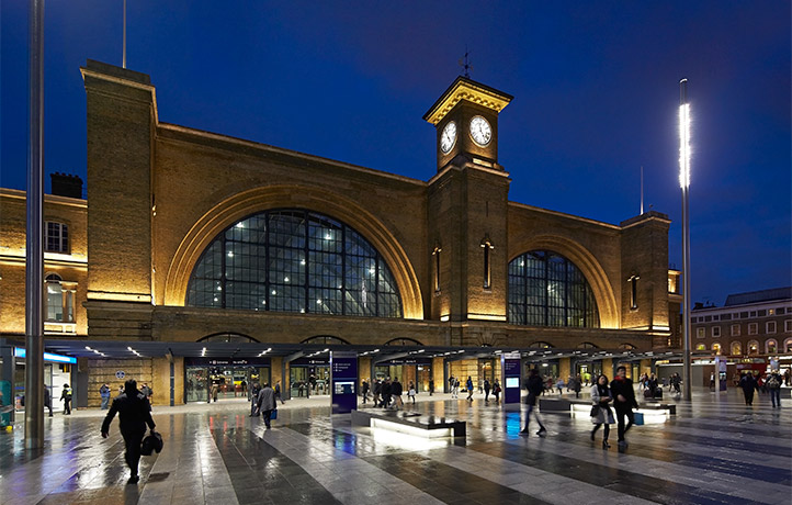 Smartlouvre's tweet image. Our MicroLouvre-KoolShade® pangled louvres act as a directional lighting filter, allowing light to pass through in one direction &amp;amp; reducing glare, whilst reducing the visual impact of the light source from the opposite direction.

#KingsCrossStation
#LightSourceConcealment