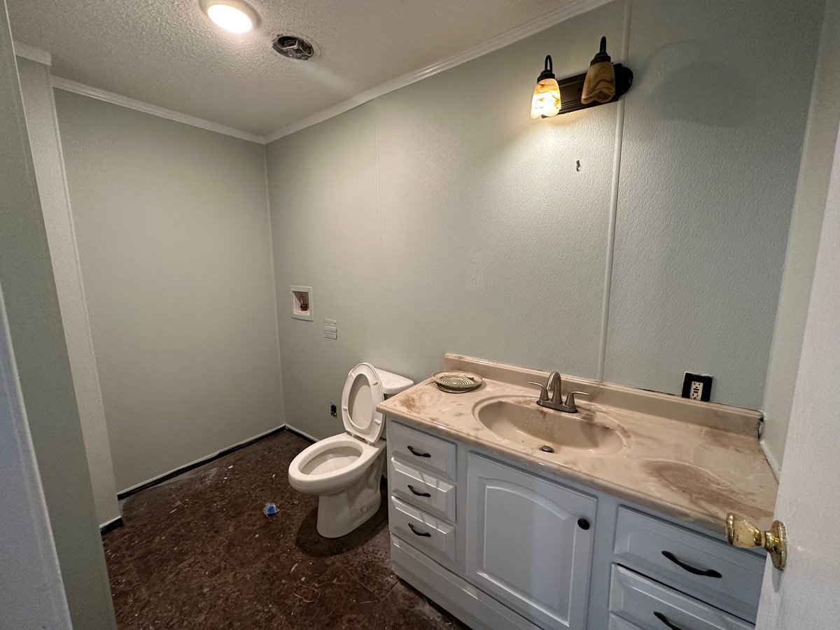 HonorableHomes's tweet photo. Exciting news! We're sharing some sneak peeks   📸⚒️ from our latest pre-renovation project. Check out the stunning photos and see how we start to transform properties into dream homes.   #RealEstateInvestment #RenovationLife #HonorableHomeSolutions https://t.co/Fo22x2RjtU