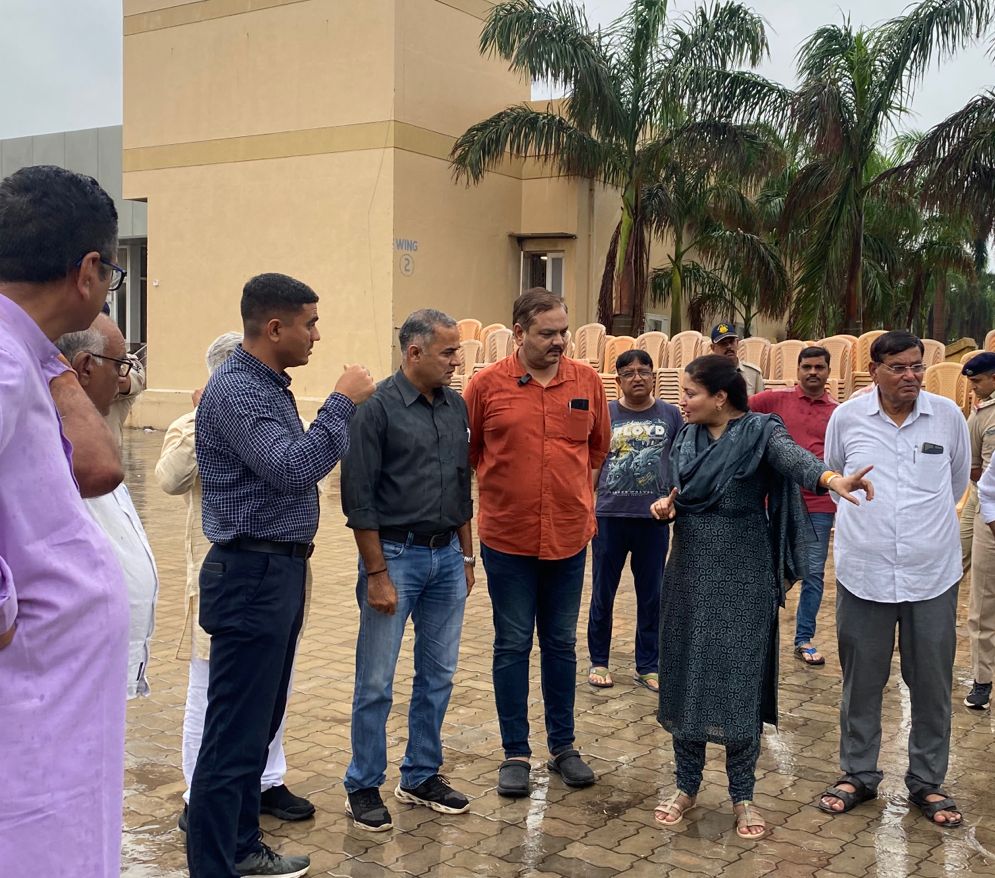 PoonambenMaadam's tweet photo. આદરણીય વડાપ્રધાન શ્રી @narendramodi જીના સુશાસનમાં કેન્દ્ર સરકારના 9 વર્ષ પૂર્ણ થવા નિમિત્તે માન.મુખ્યમંત્રી શ્રી @bhupendrapbjp જી આવતીકાલે જામનગર ખાતે કાર્યકર્તા સંમેલનમાં પધારી રહ્યા છે ત્યારે હોદ્દેદારો સાથે સ્થળ નિરીક્ષણ કર્યું તથા જરૂર જણાઈ ત્યાં તંત્રને સૂચનો આપ્યા. https://t.co/iVRrTW7zfc