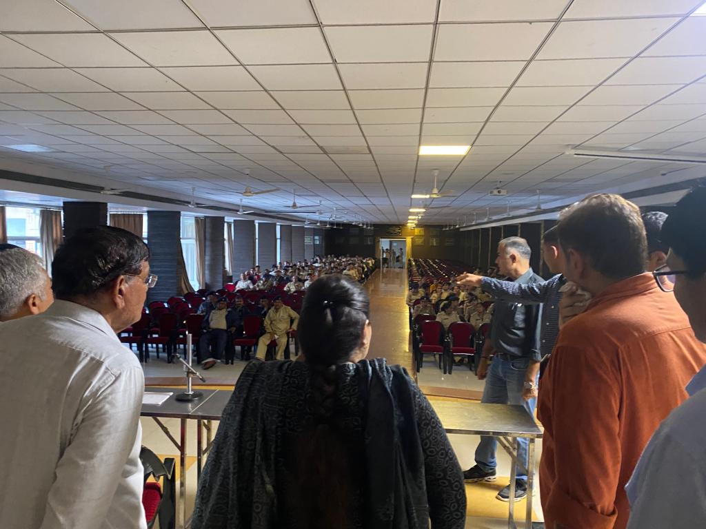 PoonambenMaadam's tweet photo. આદરણીય વડાપ્રધાન શ્રી @narendramodi જીના સુશાસનમાં કેન્દ્ર સરકારના 9 વર્ષ પૂર્ણ થવા નિમિત્તે માન.મુખ્યમંત્રી શ્રી @bhupendrapbjp જી આવતીકાલે જામનગર ખાતે કાર્યકર્તા સંમેલનમાં પધારી રહ્યા છે ત્યારે હોદ્દેદારો સાથે સ્થળ નિરીક્ષણ કર્યું તથા જરૂર જણાઈ ત્યાં તંત્રને સૂચનો આપ્યા. https://t.co/iVRrTW7zfc