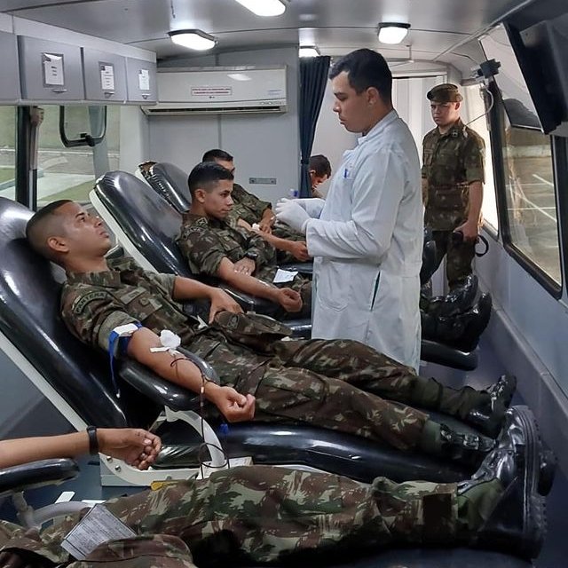 cma_exercito's tweet photo. #Integração

🩸A solidariedade corre nas veias do @exercitooficial!  

🩸Militares de #Manaus foram voluntários para a coleta de sangue em apoio ao hemocentro do #Amazonas 

💪Seja um herói e doe sangue, sua contribuição pode salvar vidas! 🩸 

#doacaodesangue 
 #JunhoVermelho https://t.co/qAfb8reShf