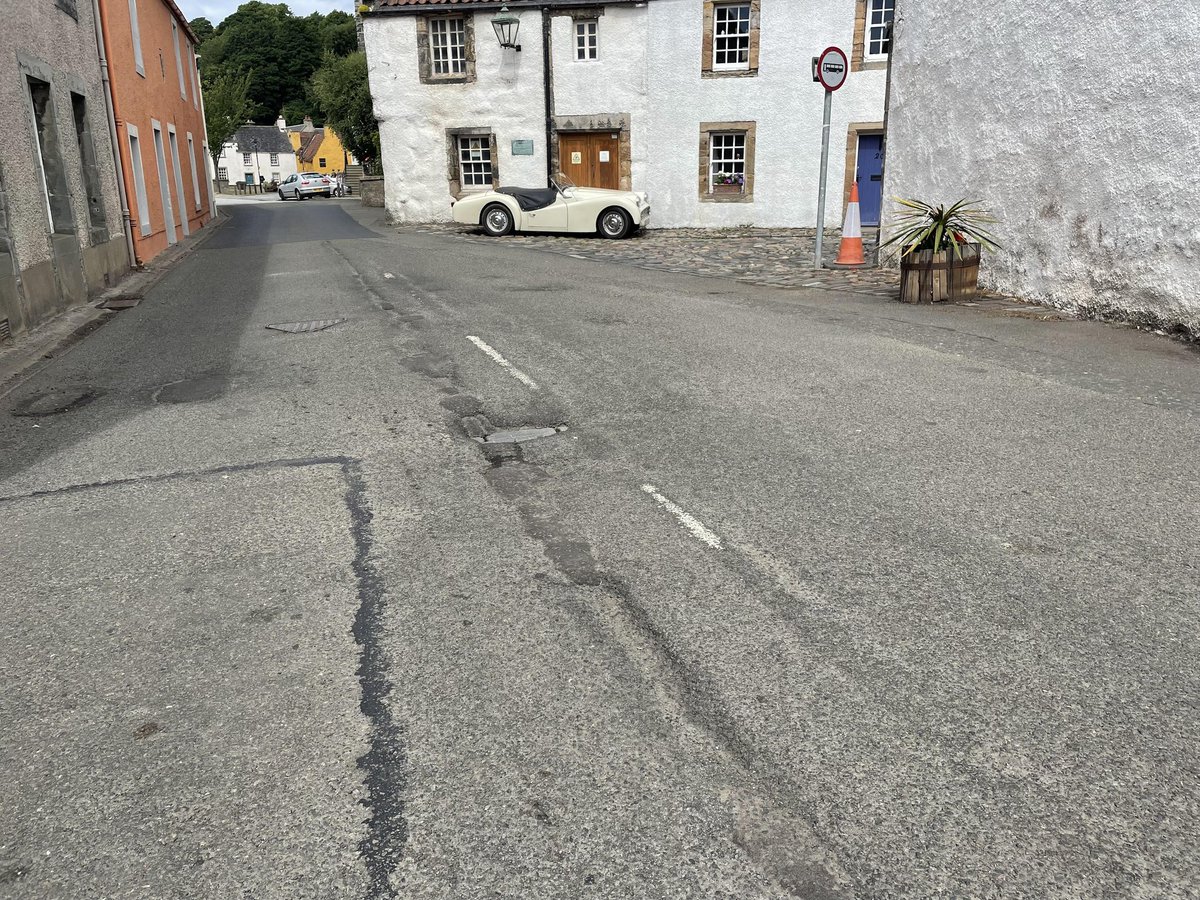 McWebby's tweet photo. @roadcc It's not only there - although most of the Fife coastal road has been resurfaced, this bit through the village of Culross is dreadful #worldchamps2023 #cycling https://t.co/mAJ7W8HLAv