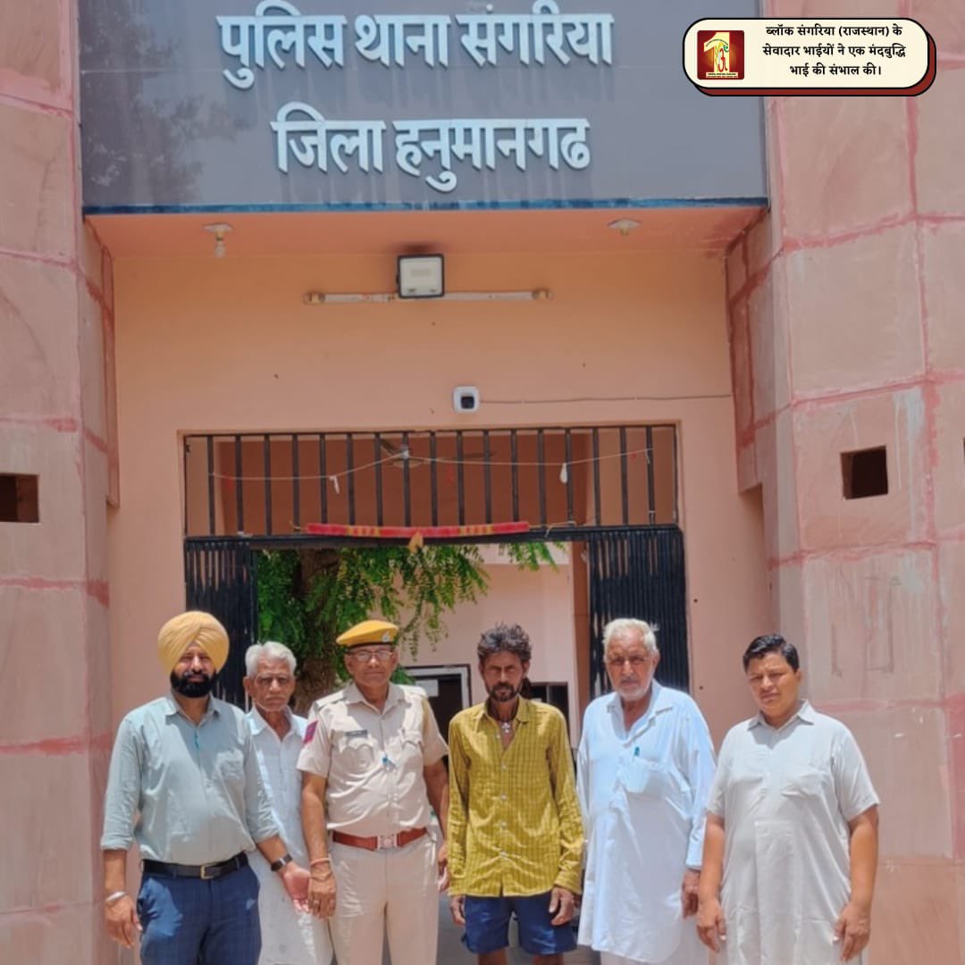 DSSNewsUpdates's tweet photo. By offering help and medical assistance to individuals with mental challenges, #DeraSachaSauda volunteers are making a significant impact. Moreover, they actively work towards reuniting them with their families. Empathy and support at its finest! #MentalHealthSupport #MentalHealthAwareness
