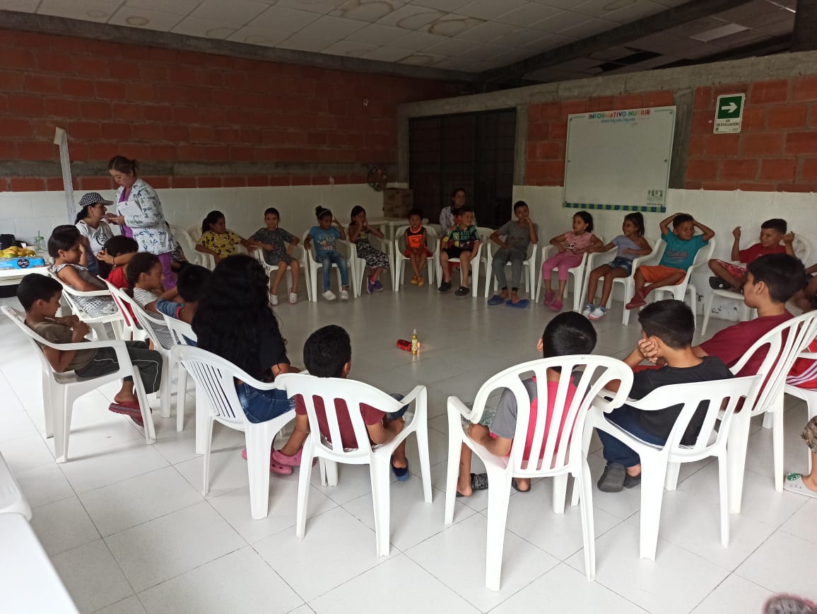Durante este mes se abordó con los niños de comedor La Frontera en Chinchiná, una estrategia vivencial sensorial, qué invita a conectar con las emociones desde los aromas relajantes, explorando así el sentido del olfato como un medio de relajación y liberación de tensiones.