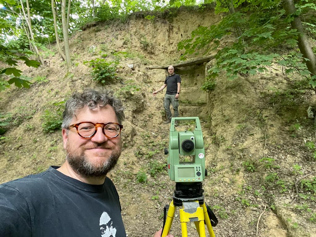 AndrePicin's tweet photo. Last day of excavation at Krakow-Zwierzyniec 1, where we discovered a few hundred Aurignacian artifacts. We thank the volunteers for their excellent work and stay tuned for updates on the EUP in Poland with @DStefanski3 @TheLeakeyFndtn @Ciamician_unibo #homosapiens #fossifriday https://t.co/0VIfGb0K6W