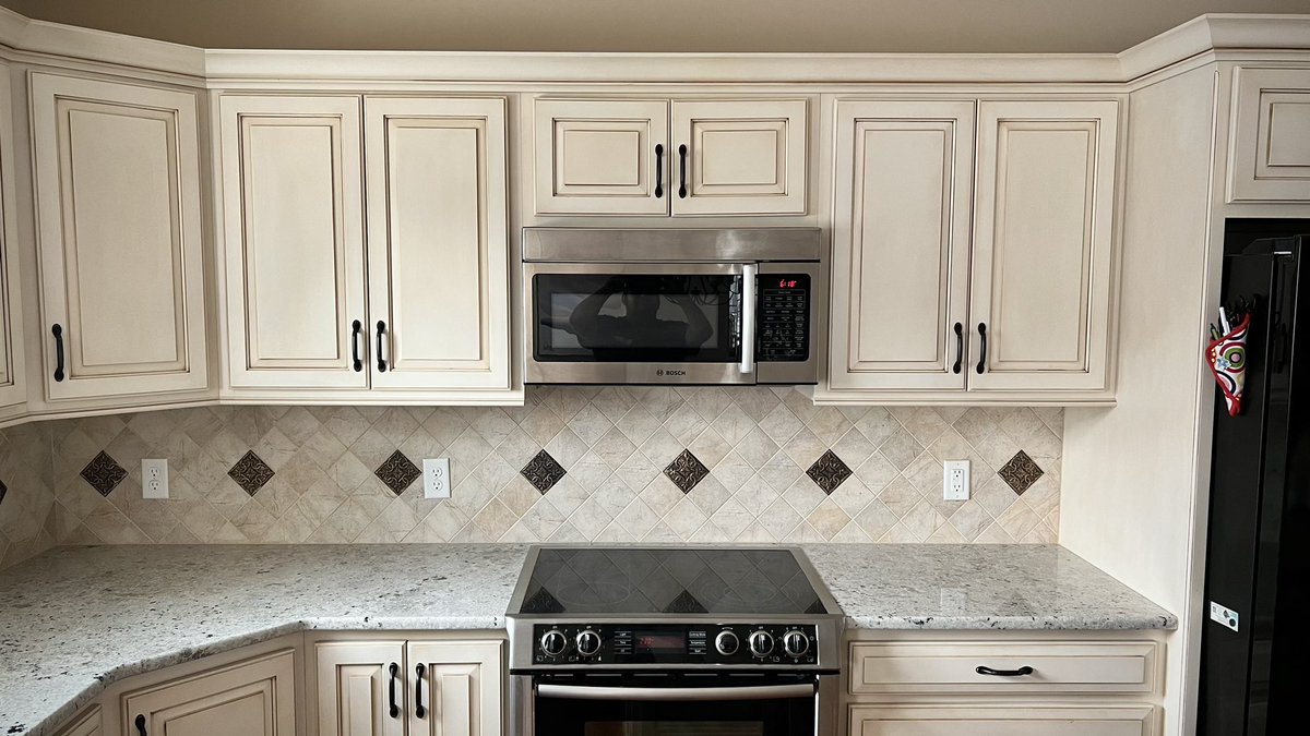 GFgranitellc's tweet image. We’re so proud of this finished install! It was the perfect stone to tie this kitchen together!

Colonial White Granite has never looked better!

#goodfellasgranite #kitcheninstallation #granite #stone #kitchencountertops #install #suggestedforyou #trending