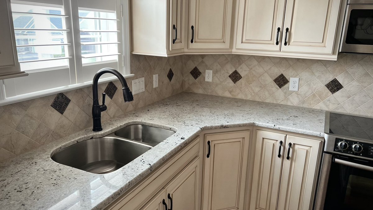 GFgranitellc's tweet image. We’re so proud of this finished install! It was the perfect stone to tie this kitchen together!

Colonial White Granite has never looked better!

#goodfellasgranite #kitcheninstallation #granite #stone #kitchencountertops #install #suggestedforyou #trending