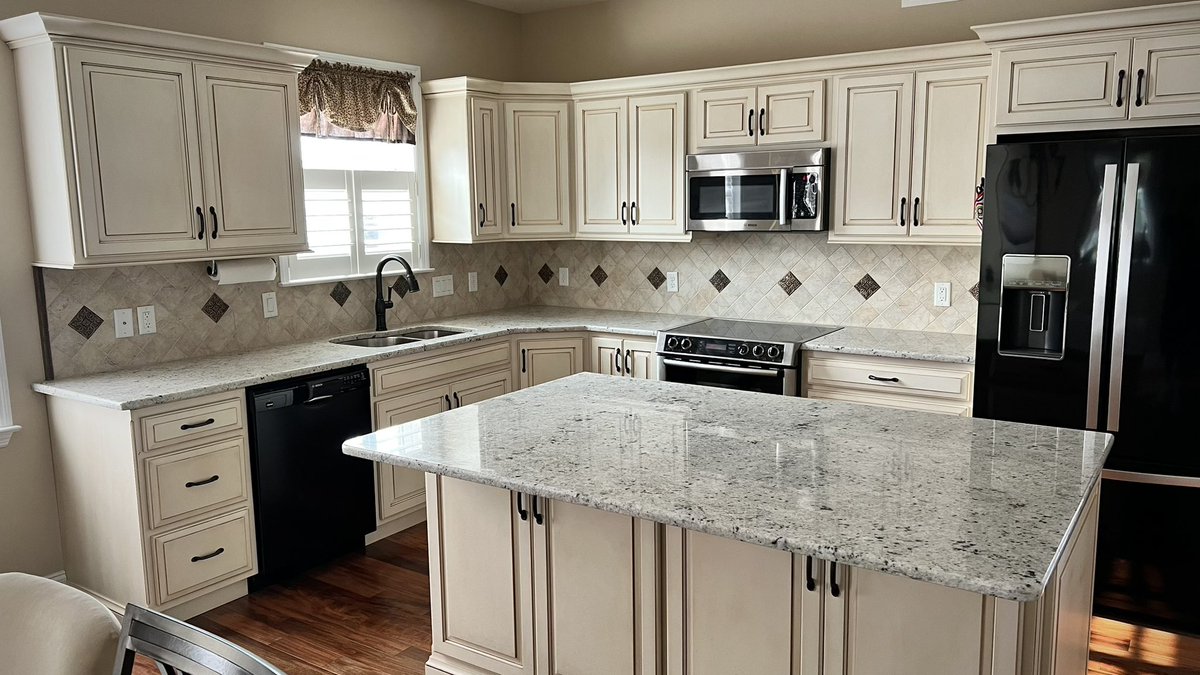 GFgranitellc's tweet image. We’re so proud of this finished install! It was the perfect stone to tie this kitchen together!

Colonial White Granite has never looked better!

#goodfellasgranite #kitcheninstallation #granite #stone #kitchencountertops #install #suggestedforyou #trending
