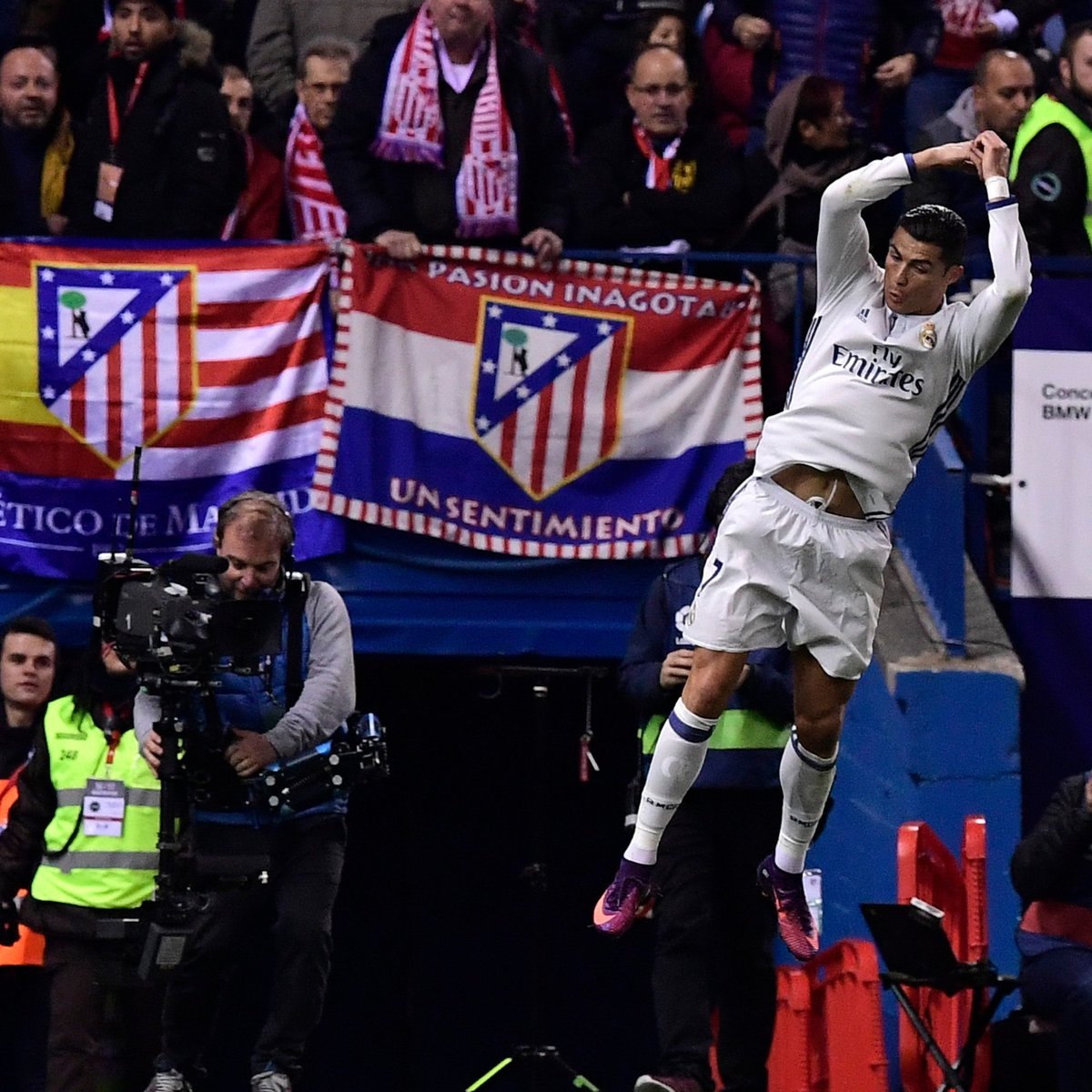 Cr7stianismo_'s tweet photo. Vuelta al escudo antiguo, el de Lisboa y Milán... https://t.co/xOH66ktoHm
