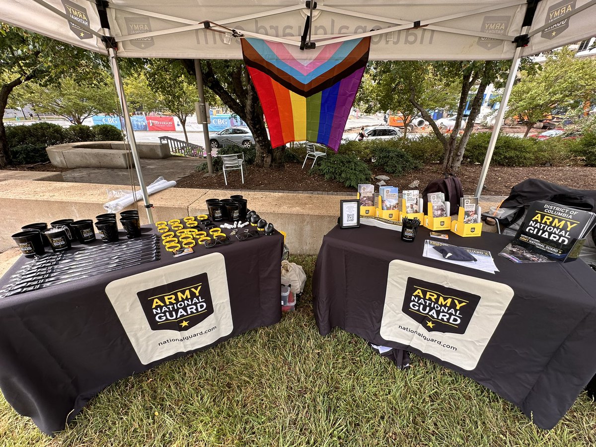 DCNationalGuard's tweet image. 💥 Throwback 💥

The Arlington Pride Festival held this past weekend was an ALL inclusive community event celebrating PRIDE. ☀️🏳️‍🌈🎉🇺🇸 🕶️

Did you miss you miss our table at the festival? Contact Us:

#PrideMonth #ArmyEquityInclusion
#EqualityWithoutException #arlpride