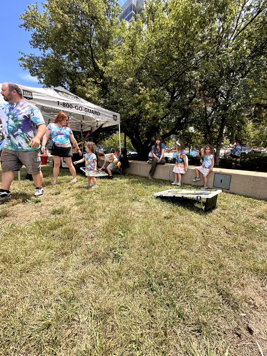 DCNationalGuard's tweet image. 💥 Throwback 💥

The Arlington Pride Festival held this past weekend was an ALL inclusive community event celebrating PRIDE. ☀️🏳️‍🌈🎉🇺🇸 🕶️

Did you miss you miss our table at the festival? Contact Us:

#PrideMonth #ArmyEquityInclusion
#EqualityWithoutException #arlpride
