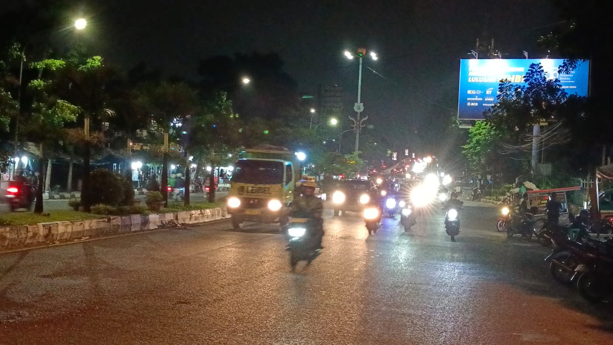 19.00 #LalinSonora

Dari Cimindi arah Cimahi mulai ada peningkatan kendaraan, dominasi Roda 2, arah sebaliknya pun sama.

Via <a href="/ObboStone/">Gun OBBOSTONE</a> <a href="/rakafm_bandung/">IG : Radio Raka FM Bandung</a> <a href="/sonora_bandung/">Radio Sonora Bandung</a>