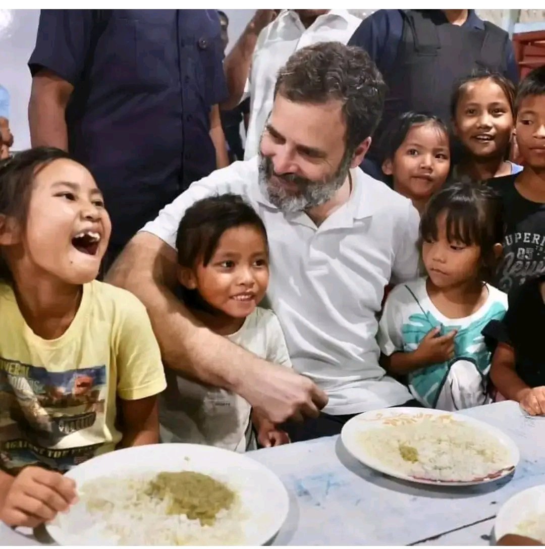 दो तस्वीरें नौटंकी की 😢

दो नस्लें,
 एक तस्वीर में एक भुक्खड़ गटक रहा है बालिकाएं ललचाई नज़रों से देख रही है,
 दूसरी में खुश बालिकाओं के चेहरे पर तृप्तता का भाव है।

नस्ल बहुत कुछ बता देती है।