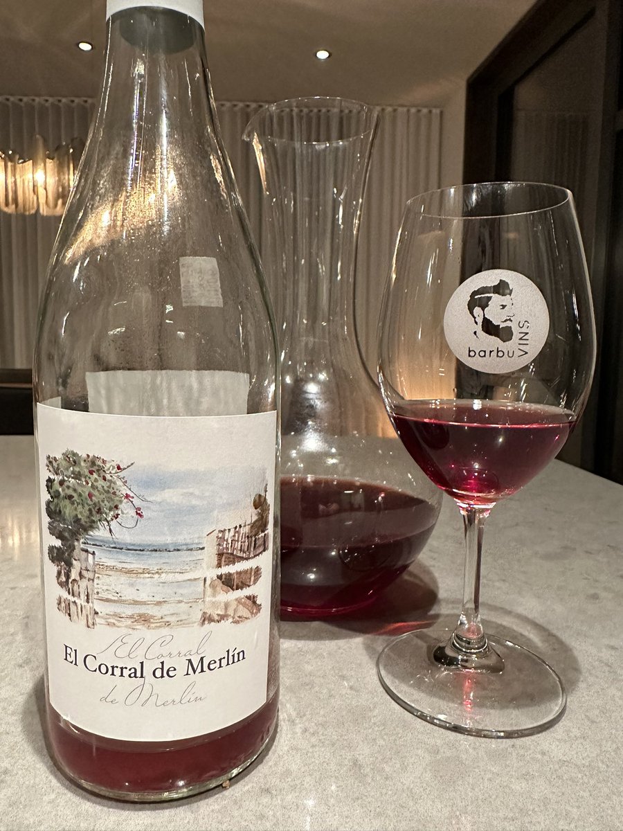 Une première nord-américaine, 50% de la production de la nouvelle cuvée El Corral de Merlín par García de la Jara se retrouvé au Québec: seulement 150 bouteilles!
Rosé 100% petit verdot de vignes situées à 100m de la plage à Sanlúcar de Bda. Bio, nature. Pas ordinaire.