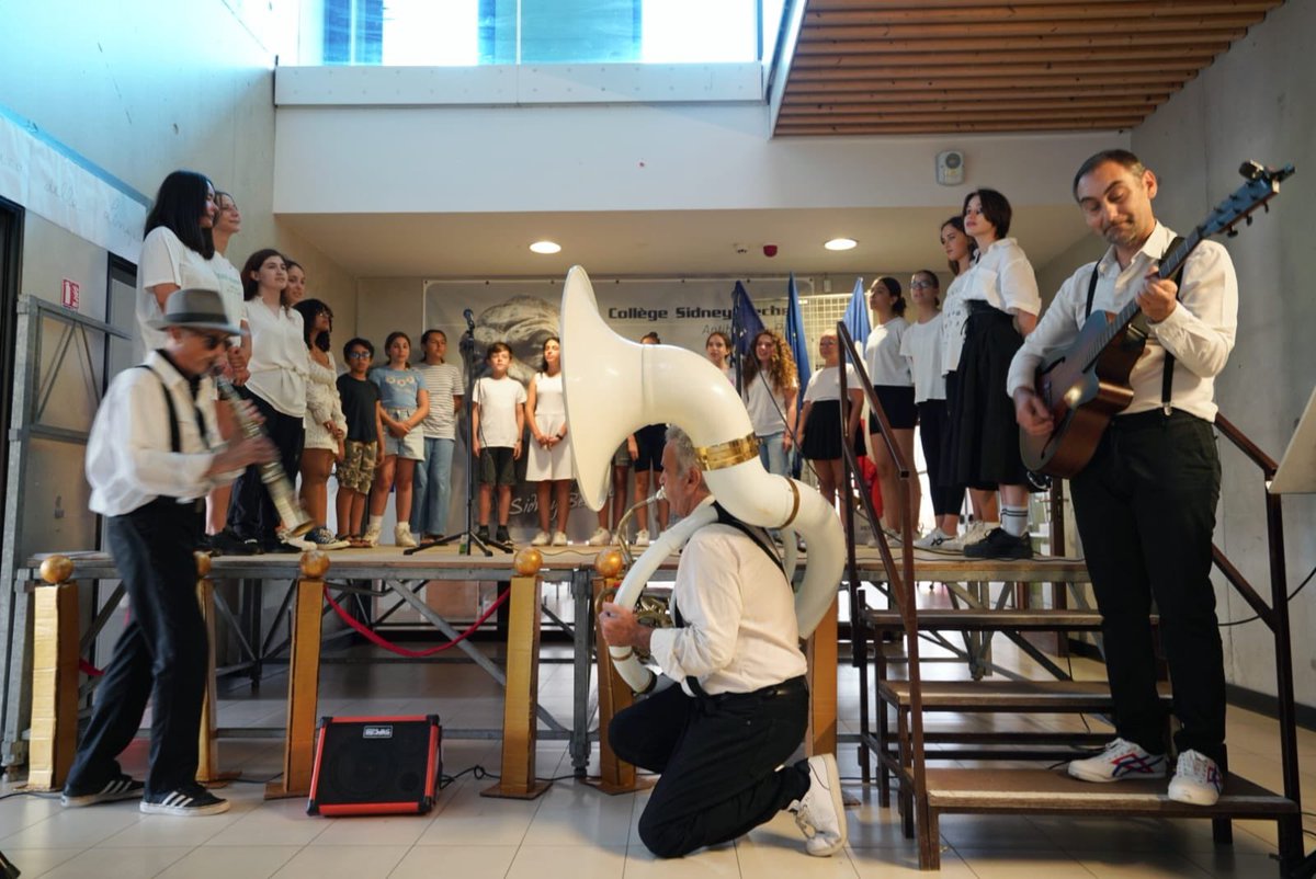JeanLeonetti's tweet photo. C’est naturellement en
musique que nous célébrons (déjà) les 10 ans du collège Sydney Bechet d’#Antibes
Un établissement qui, dès son ouverture, a bénéficié des nouvelles technologies en faveur de l’enseignement grâce à l’investissement sans faille du regretté Dr Georges Roux. https://t.co/lfYLcrXGkA