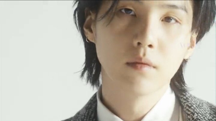vminiecats's tweet photo. — Se acaba de lanzar un video de #SUGA para la portada de la revista VOGUE Japón. 

SUGA FOR VOGUE JAPAN 
#SUGAxVOGUEJAPAN  ↓ https://t.co/ElOXWICH5x