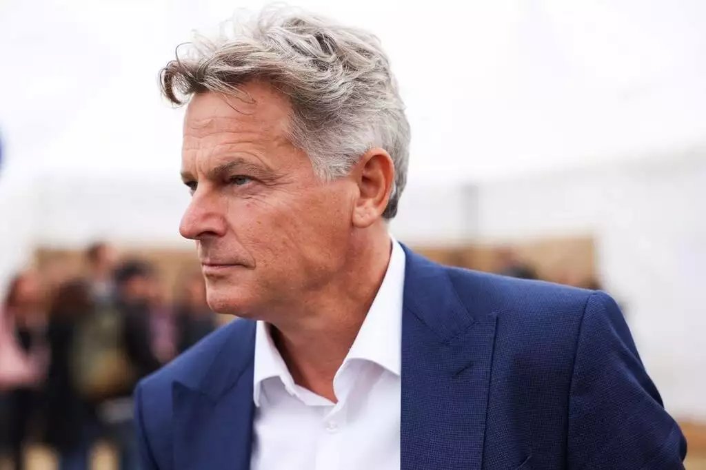 [ 🇫🇷 FRANCE ]  

🔸 « Condamnation absolue des violences qui ont lieu cette nuit. Quand on est de gauche, on défend les services publics, pas leur pillage. Ce qui doit être à l'ordre du jour, c'est la justice. » - Fabien Roussel, Secrétaire National du Parti Communiste Français.