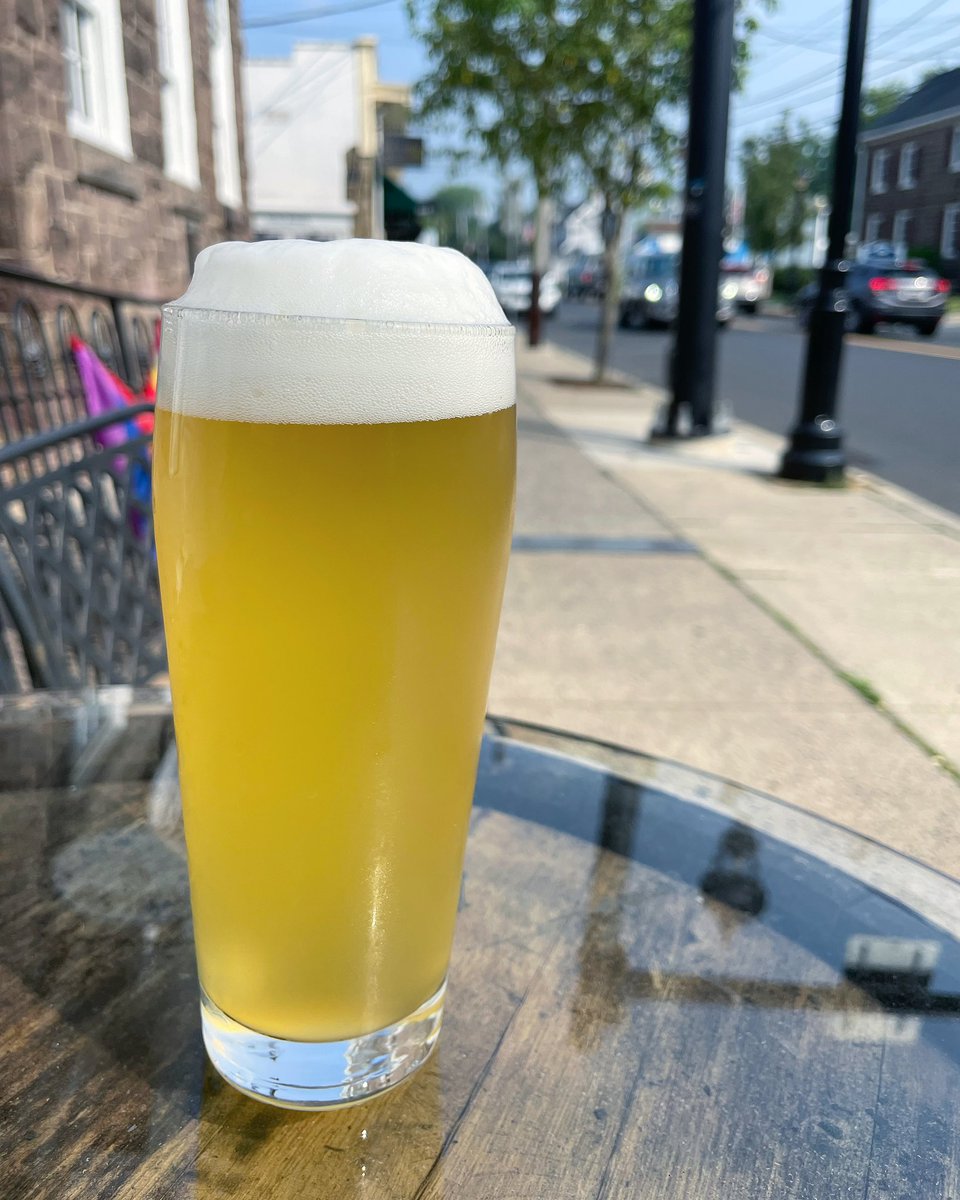 🚨BRAND NEW BEER🚨 
RELIEF RALLY (4%): Relief Rally is a sessionable saison brewed with a variety of European barley, aged European hops, and lemongrass. This snappy farmhouse ale starts with bright and aromatic lemongrass and lends a crispy dry finish.
#craftbeer #vaultbrewing