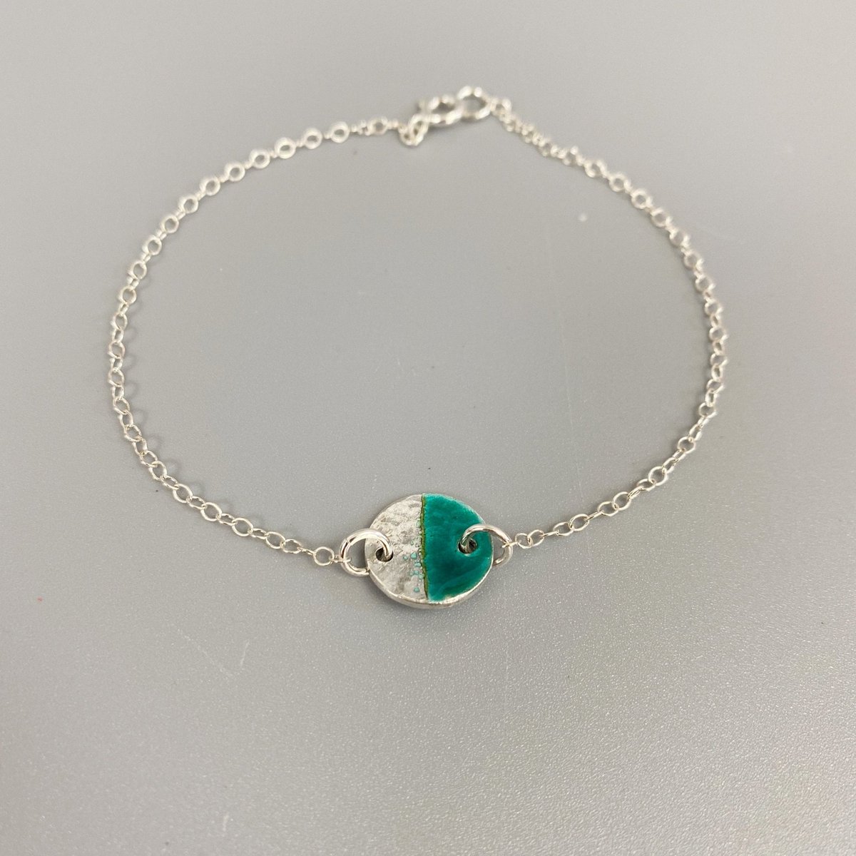 Two Tone Silver Disc Bracelet - Turquoise tuppu.net/3e8faa03 ##UKGiftHour #HandmadeHour #bizbubble #MHHSBD #inbizhour #shopsmall #UKHashtags #giftideas