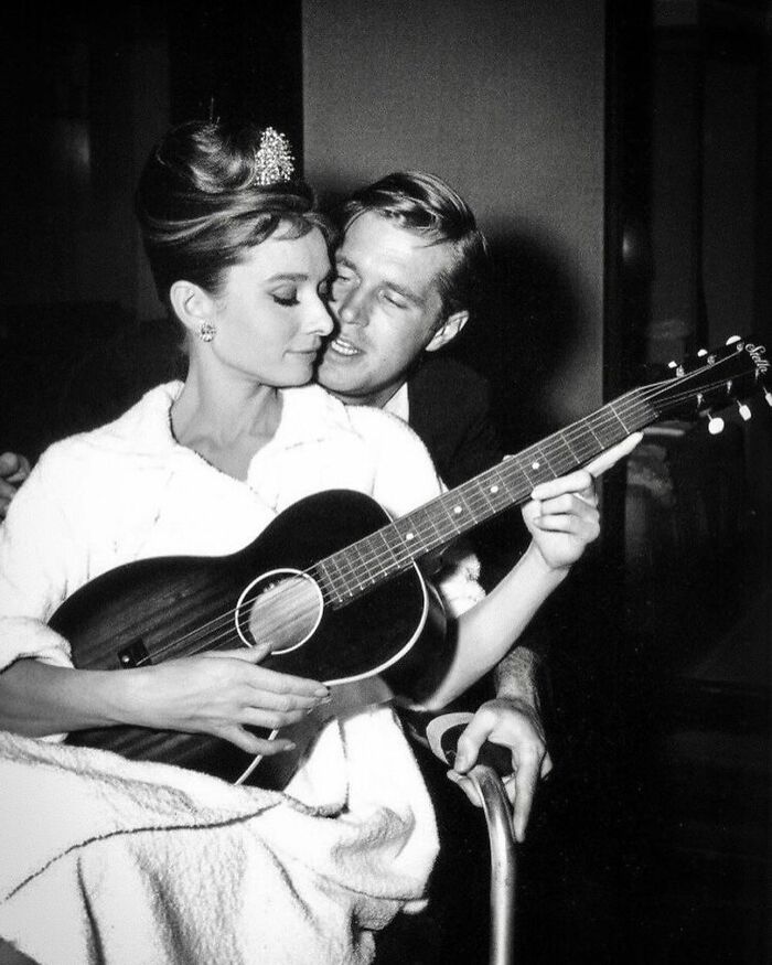 pritam6strings's tweet image. #AudreyHepburn
#GeorgePeppard
#BreakfastAtTiffanys

Audrey Hepburn and George Peppard on the set of
&quot;Breakfast At Tiffany&apos;s&quot; (1961) 📽️

                              .