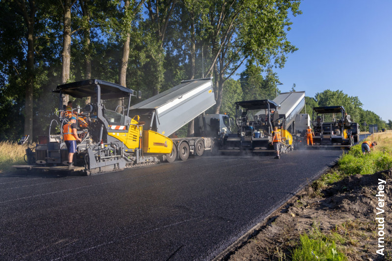 JASONWEG TUSSEN 3 EN 14 JULI  (GEDEELTELIJK) AFGESLOTEN
Na het asfalteringswerk aan de G.K. van Hogendorpweg eerder deze maand (foto) krijgt nu de Jasonweg stil asfalt.
facebook.com/bewonershis