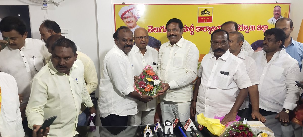 KuruvaParmesh's tweet photo. కర్నూల్ పార్లమెట్ అధక్షునిగా నూతనంగా పదవిచేపట్టినందుకు B.T.నాయుడు గారికి అభినందనలు తెలియజేయడం జరిగినది. https://t.co/q2Ij6ruLJz