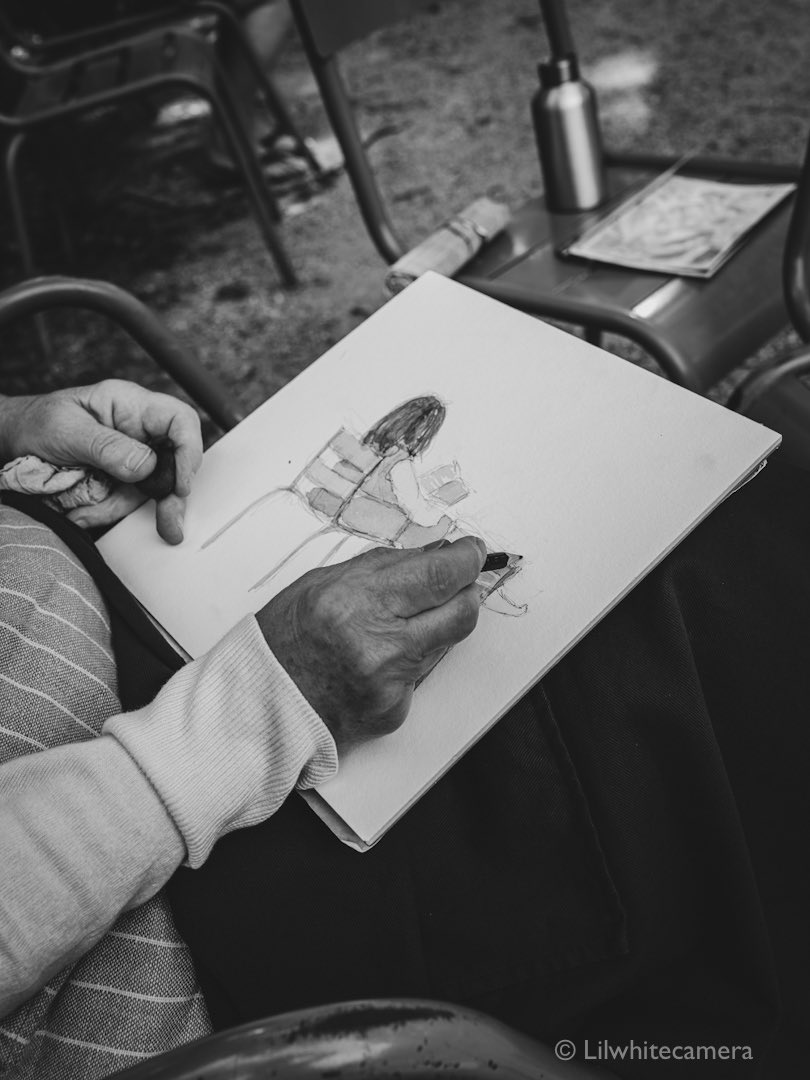 Lilwhitecamera's tweet photo. 📸 #LilPhotoFriday
J'ai enfin pu réellement tester mon Leica ! Au parc j'ai croisé cette dame qui peignait paisiblement. Elle m'a autorisé à la prendre en photo et nous avons échangé sur nos passions respectives. Elle était touchante et je voulais partager avec vous ce moment.☺️ https://t.co/Si4rOp4NLW