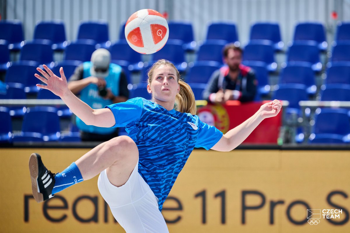 olympijskytym's tweet photo. Bojují o medaile! 🇨🇿 Reprezentanti @TeqballCzech Gabriela Zachová a Lukáš Flaks jsou v nejlepší čtyřce Evropských her.

⚽️ Na Hlavním náměstí v Krakově chtějí vybojovat zlato pro Česko. 💪 

📺 Sledujte jejich zápasy https://t.co/QnbIQ0WWHd https://t.co/L6JA4cUJfB