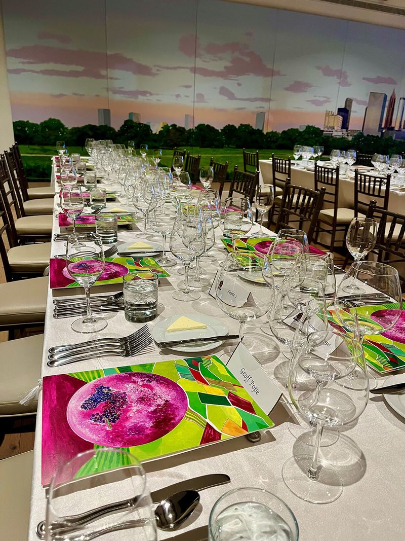 Vibrant place settings + minimal glassware 🤩 

#AtlantaEvents #EventVenue #AtlantaVenue #EventPlanning #EventPlanner