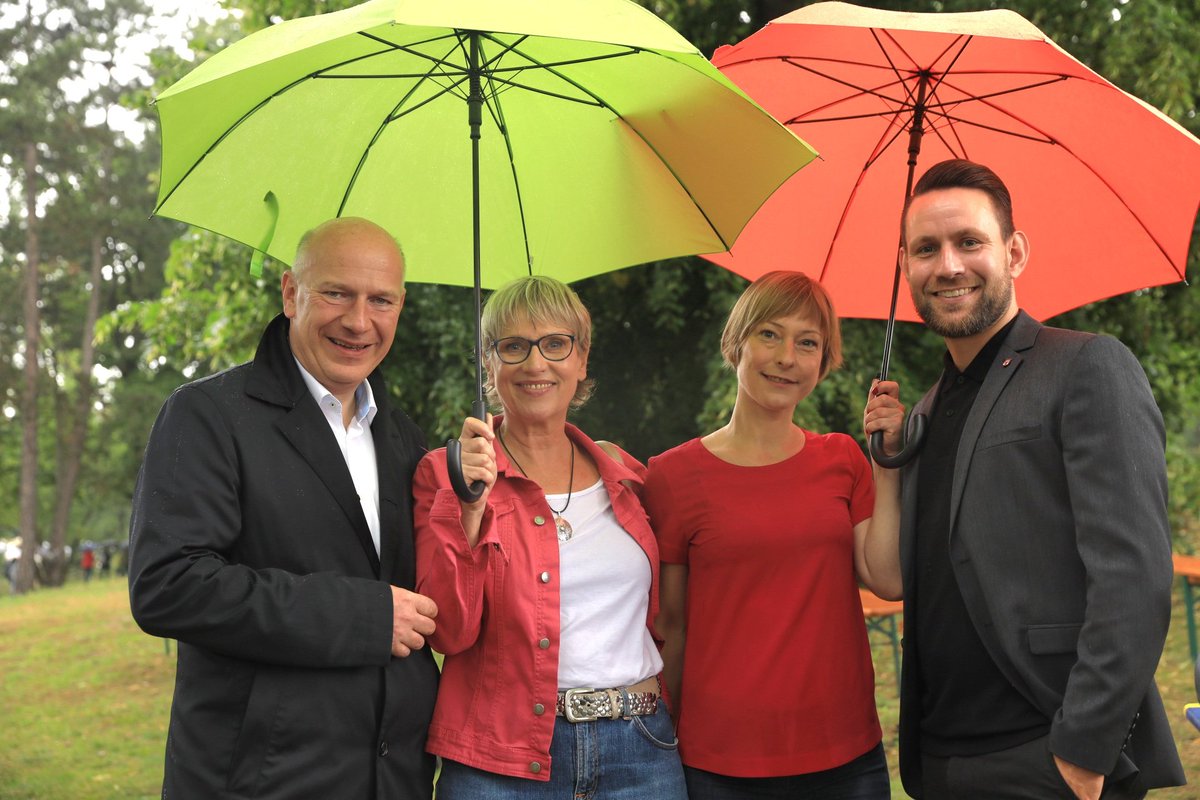 Team-Tag bei <a href="/KGaertenCity/">Kindergärten City</a>: Mitarbeiter*innen aus allen 58 Standorten treffen sich zum "ZUSAMMEN.WACHSEN" am #Ploetzensee. Zu Gast u.a. <a href="/RegBerlin/">Senatskanzlei Berlin</a> und @Rathaus_Keller. Wir wünschen allen Kolleg*innen viel Spaß!