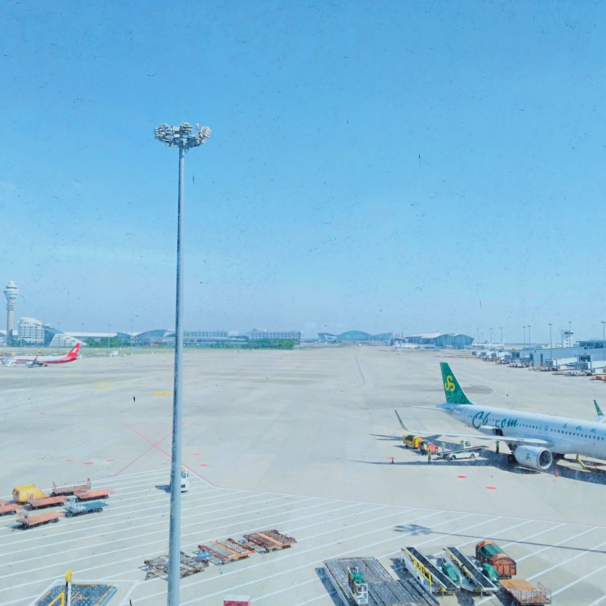 combic2019's tweet photo. Summer trip with Jays suitcase! https://t.co/xrMIM7rBtT