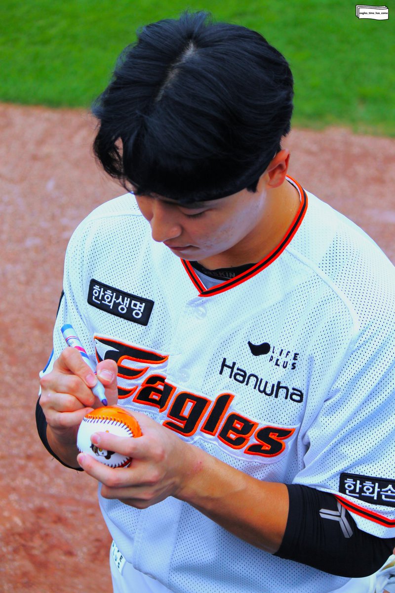 eagles_03's tweet photo. 싸인 후 공 전달

#한화이글스 #이진영 #NO_45 https://t.co/g3BKQnx3K1
