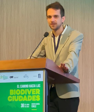 AgendaCAF's tweet photo. "Nos enfrentamos a la gran oportunidad de unir los desafíos más importantes de nuestro tiempo: el bienestar humano y la conservación de la biodiversidad. Esa es la esencia del programa #Biodiverciudades", concluye el alcalde de Puerto Varas, @TomasGarate (@muniptovara).  https://t.co/fSFqkEXcH6 

👈 Continúa siguiendo la conversación 📺.