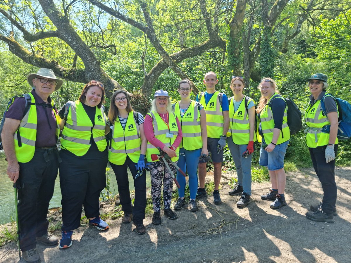 RamblersGB's tweet image. We had a fantastic team volunteering day with our friends @CotswoldOutdoor! 🥾💚 🛠️ 

The Cotswold Outdoor team joined members of the Northwest Wiltshire Path Maintenance team to clear a section of the #WhiteWallsWay near their Head Office in #Malmesbury 😍🙌

#FootpathFriday