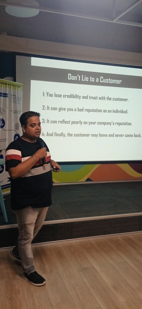 deepeshmi's tweet photo. Intriguing Session by Pankaj Chopra (@pankajchopra06) on 'How to build a brand' at #WebFair MeetUp 19 | #BrandBuilding https://t.co/Oz62WcH5xC