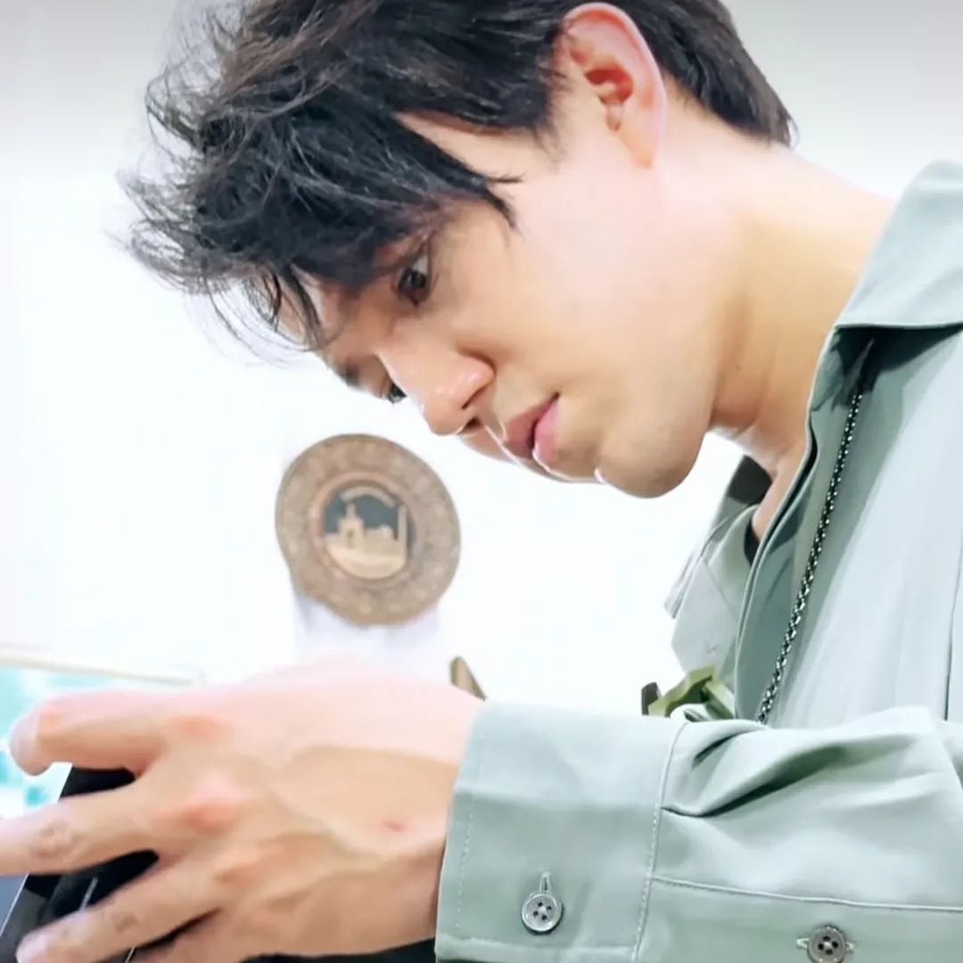 dimash_mylove3's tweet photo. ディマシュ  タシケントから離陸

ディマシュを案内してくれた文化観光大臣はウズベキスタンで一番の歌手だって（Zackyさん情報）
日本で言えば､鈴木大地氏がスポーツ庁の長官をしている感じだね！

ディマシュが向かう先はカザフかな？　ロスかな？
#Dimash 元気でね💕

https://t.co/xDDPGo7KWO https://t.co/3KcyANMQsr