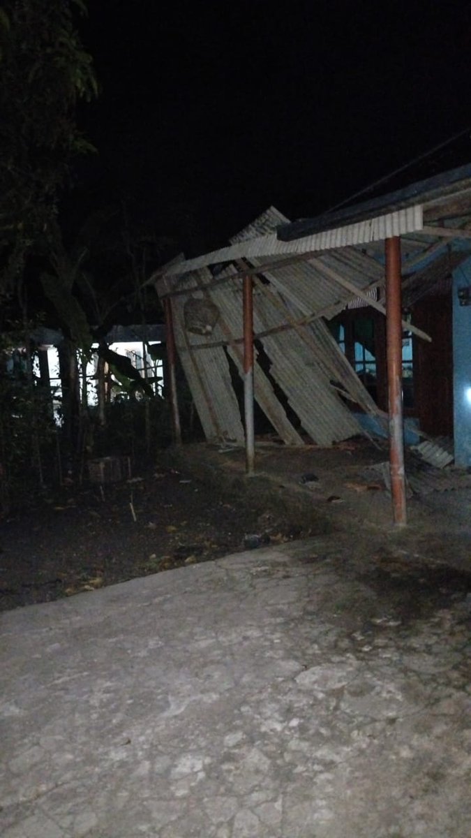 TRCBPBDDIY's tweet photo. Lap sementara dampak Gempa mag. 6,4 SR. Jemuwah Pahing 30/06 Pukul 19.57 WIB  NEGATIF KORBAN JIWA, kerusakan bangunan:
1. Genteng rontok dan teras ambruk beberapa rumah di Pacarejo, Semanu
2.Taman Budaya Gunungkidul
Jl. Lkr. Utara Logandeng, Playen
Plafon dan atap jatuh. 🙏👨‍🚒🇮🇩 https://t.co/7UUrJqxsVx
