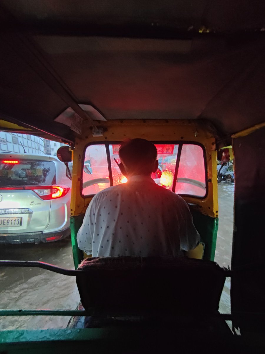 suman_shingala3's tweet photo. વરસાદની મોસમમાં કોઈ @Olacabs કે @Uber_India તમને મદદ કરશે નહીં. તમે ઓટો રિક્ષાને બૂમો પાડો અને તેમને  તમારા ગંતવ્ય સુધી લઈ જવા માટે મનાવવો એ જ એકમાત્ર રસ્તો છે.. https://t.co/JJicRiNd6I