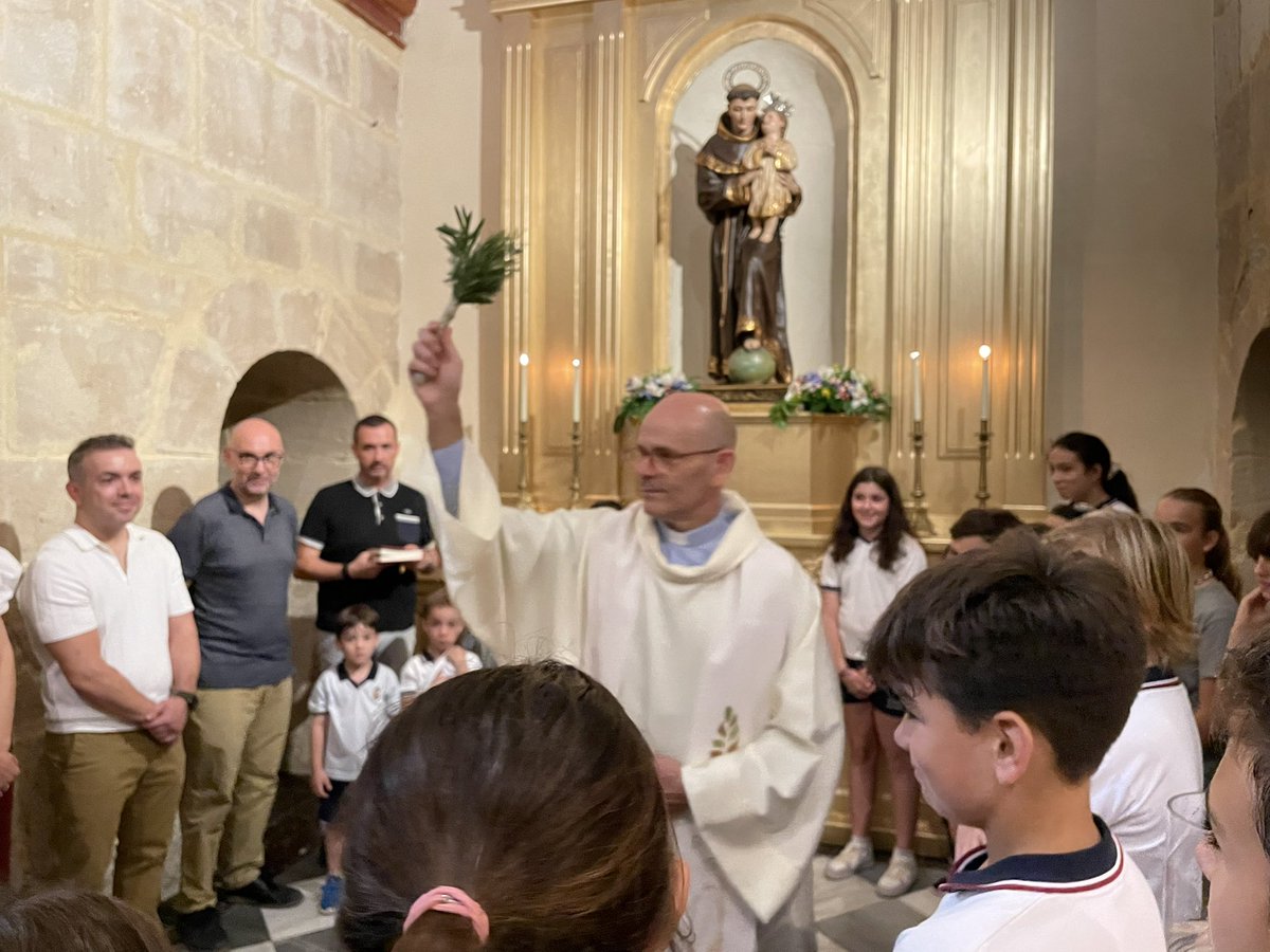 ✝️“DOS COSAS, EL AMOR DE DIOS Y DEL PRÓJIMO HACEN PERFECTO AL HOMBRE”✝️
Asistimos a la exposición de una obra del escultor Sánchez Lozano que ha sido adquirida mediante donación para que sea posesión del colegio una imagen de S. ANTONIO, a partir de hoy ya es parte de nosotros.
