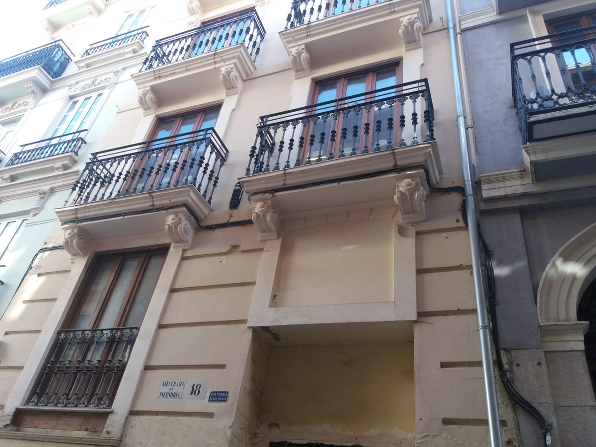 desireehato's tweet photo. Vivienda en rehabilitación integral del edificio del año 1930, en pleno centro #VALENCIA , al lado de Pz de la Reina, pz Sant Bult y los jardines del rio Turia. La vivienda está en una 2ª con ascensor, se vende con planos y proyecto de la reforma. VENDIDO. #Valencia #realestate https://t.co/Bt39eQ2MJg