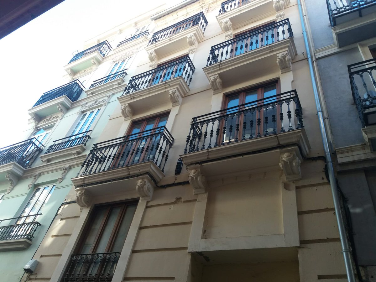 desireehato's tweet photo. Vivienda en rehabilitación integral del edificio del año 1930, en pleno centro #VALENCIA , al lado de Pz de la Reina, pz Sant Bult y los jardines del rio Turia. La vivienda está en una 2ª con ascensor, se vende con planos y proyecto de la reforma. VENDIDO. #Valencia #realestate https://t.co/Bt39eQ2MJg